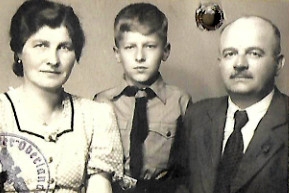 Franz Gruss s rodiči v době války. Foto: Paměť národa