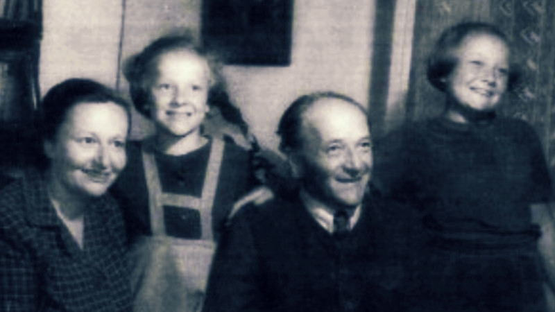 František Schnurmacher s ženou Vally a dcerami Helenou (vpravo) a Hanou. Zdroj: Paměť národa