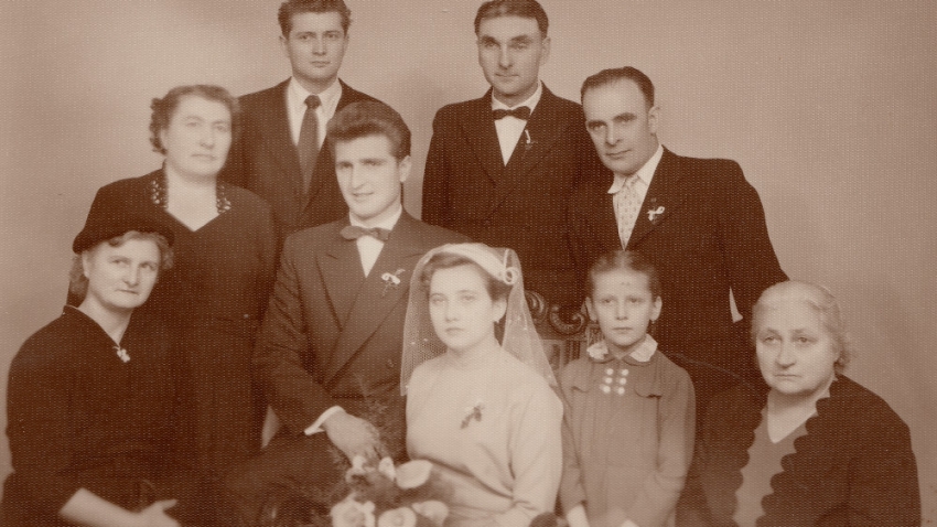Svatební fotografie Jany, její babička je vpravo. Zdroj: Paměť národa
