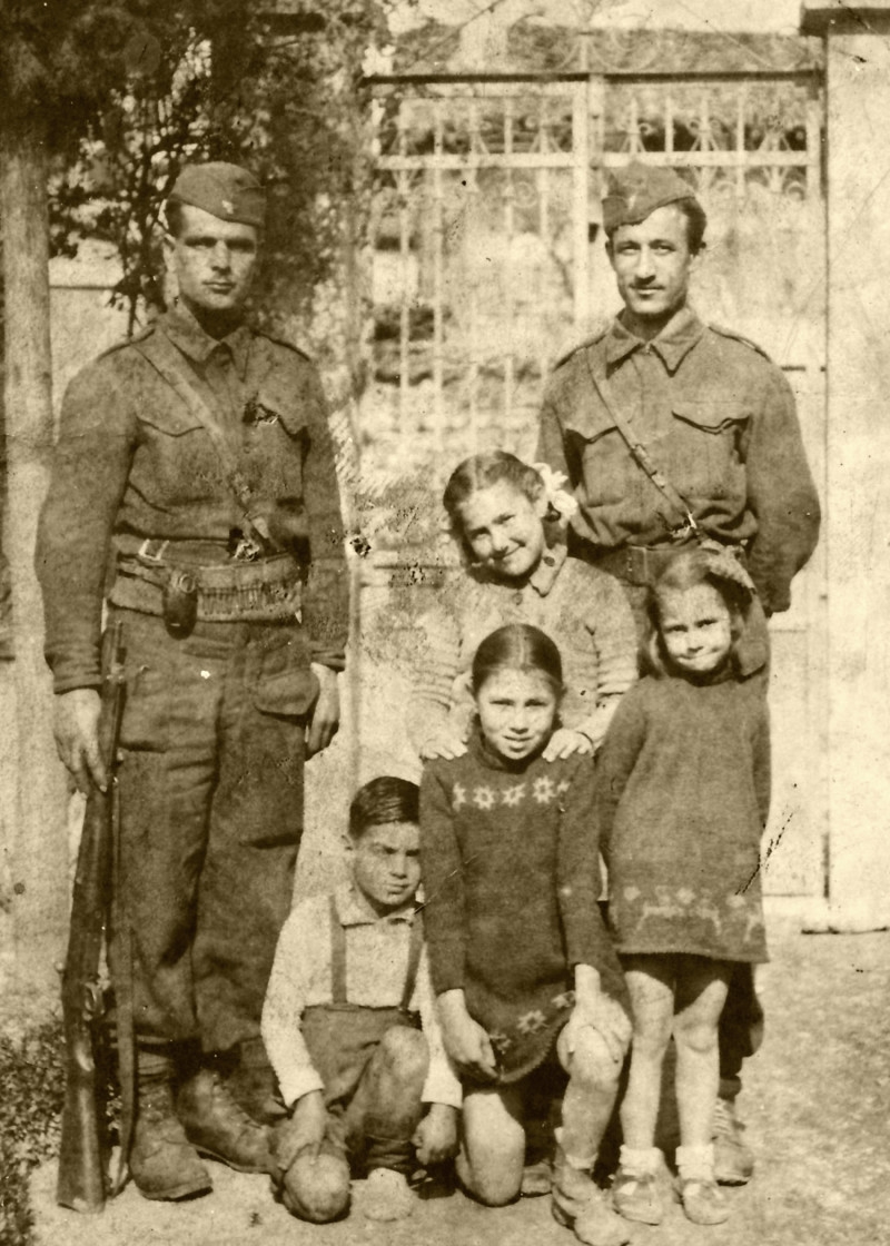 Stelios Papasavoglu (vlevo) v odboji v roce 1946. Foto: Paměť národa