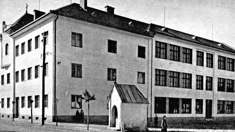 Budova školy, ve které vše začalo. Židovský lékař Berger tu očkoval žáky. Zdroj: Tribečské múzeum v Topoľčanoch