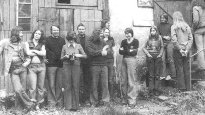 Fotografie z léta 1977 v Kateřinkách u Liberce. Dana Němcová pátá zprava, vpravo od ní dcera Pavla. Třetí zleva Sváťa Karásek, pátý zleva Pavel Zajíček čerstvě propuštěný z vězení.