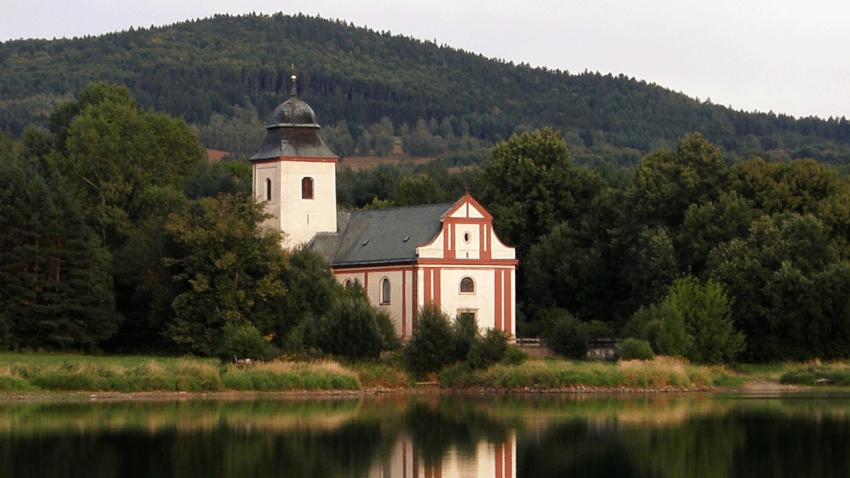 Kostel sv. Víta, ve kterém kázal Josef Toufar, je jediným pozůstatkem městečka Zahrádka, které muselo ustoupit nádrži Švihov.