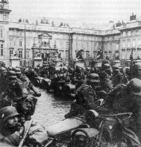 Německá vojska na Pražském hradě 15. března 1939.
