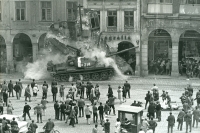 Jeden ze symbolů srpnové invaze. Tank naboural do podloubí domů na libereckém náměstí. Foto: Václav Toužimský