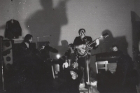 Koncert skupiny The Plastic People of the Universe ve Veleni, 1973. Zdroj: archiv pamětníka