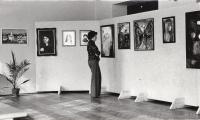 Výstava obrazů Pavla Alexandra Taťouna v Lošticích, 1979. Návštěvnice si prohlíží obraz „Komposice lásky“. Zdroj: archiv pamětníka