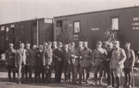 Českoslovenští legionáři před legiovlakem, srpen 1919. Zdroj: archiv pamětnice