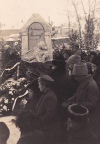 Pomník oblíbeného ruského důstojníka československého vojska Borise Ušakova v Karsku, památka se nedochovala. Zdroj: archiv pamětnice