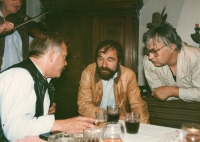 Pavel Alexandr Taťoun (uprostřed) s Karlem Krylem (vlevo) na setkání v Mohelnici, 1994. Zdroj: archiv pamětníka