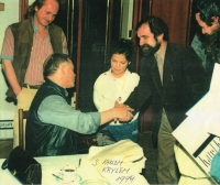 Pavel Alexandr Taťoun si podává ruku s Karlem Krylem na setkání v Mohelnici, 1994. Zdroj: archiv pamětníka