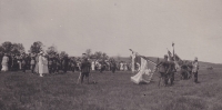 Předávání praporu 1. jízdnímu pluku, červenec 1920. Zdroj: archiv pamětnice