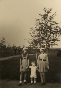 S tetou a sestřenicí v roce 1939