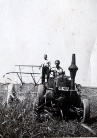 Otec pamětnice na prvním traktoru ve vsi