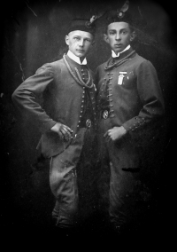 Otec pamětnice Václav Hrdlička ve stejnokroji Sokola (vpravo)