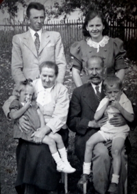 Rodina pamětnice (rodiče stojící, dívka vlevo je Dagmara Pavlátová, chlapec je její bratr, prarodiče)