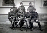 Otec pamětnice v uniformě prvorepublikové armády (sedící, zcela vlevo)