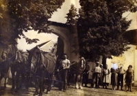 Statek rodiny Hrdličkových, vstupní brána (dobová fotografie)