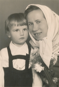 Vladimír s "válečnou" maminkou Anuškou Valigurovou