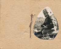 matčino miniaturní album s fotkou syna, z Ravensbrücku