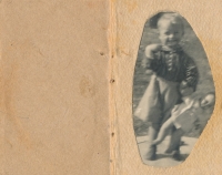 matčino miniaturní album s fotkou syna, z Ravensbrücku