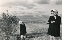 Jana se sestrou Ulrike, Krnov, cca 1950