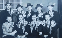 Nástup mladých mužů z Úsova a Bohumila Hrubého do základní vojenské služby v roce 1949