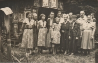 Ženy u kaple svaté Anny v Potučníku