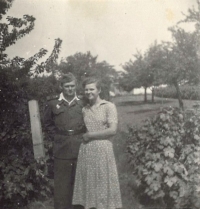1954, pamětník na dovolené z vojny s budoucí ženou