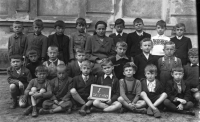 Fotografie z první třídy - zcela vlevo dole