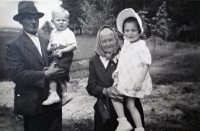 Olga s bratrem a prarodiči