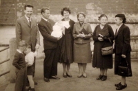 Narození syna (Radka Křivánková uprostřed)