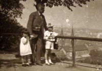 Pamětnice s otcem a bratrem na výletě v Praze