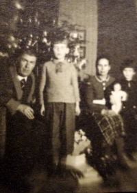 The last family Christmas with her father in 1941 