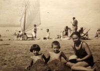 Pamětnice s bratrem a matkou u moře v srpnu 1939