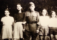Květen 1945, Radka Křivánková (druhá zleva) společně s vojákem Rudé armády