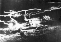 Fotografie z divadelního představení Panychida za lidstvo (autor Zdeněk „Krokodýl“ Dudka + Tonda Ďuriš z Třemešku), které proběhlo na undegroundovém festivalu na Třemešku v roce 1985