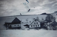 Hospodářství rodiny Rotterovy na samotě u Hynčic nad Moravou, kde pamětnice rok sloužila. Zbouráno krátce po druhé světové válce