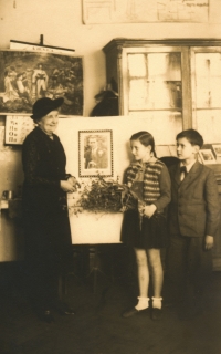 Pamětnice s květinou ve škole Jiřího Wolkera s maminkou Jiřího Wolkera, 1951 (5. třída)