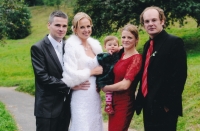 2015, synova svatba (vlevo), dcera v červeném