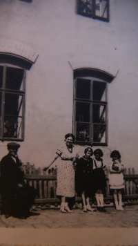 Kounov, před domem, pamětnice vpravo, její maminka a soused Nobilis