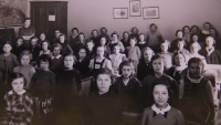 Lubušina škola, Praha 8, 1939, vpravo v bílém Hanička Khonová, umučená Židovka