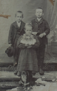 Matka a její sourozenci. Emil, Willi, Anna Filipovi v Hynčicích na Moravě v roce 1910
