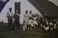Na dvorku dědy Bartáka v Třepšíně, Naďa sedí uprostřed, vpravo tetička, vlevo maminka, nad ní děda. 1942