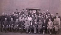 Profesorský sbor reálného gymnázia Praha 8, 1945–1947, ředitel Šimon uprostřed