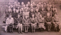 Reálné gymnázium Praha 8, 1944–1945, tř. profesor Tuxa, pamětnice v první řadě uprostřed