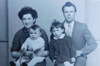 Rodina Stojaspalových. Rodiče Stanislav a Marie a jejich děti Stanislav a Jana