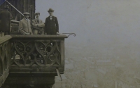 V Paříži na Eiffelově věži, na výletě s esperantem, tatínek vpravo, kopie fot.
