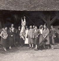 Zabijačka u pamětníkova dědečka Klementa Vítka (pátý zprava) ve Vlkoši. Hostem byl také Karel Engliš (pátý zleva) / 20. léta 20. století