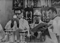 Fotografie z primiční mše pamětníka Ladislava Tichého v kostele svatého Vavřince v Olešnici